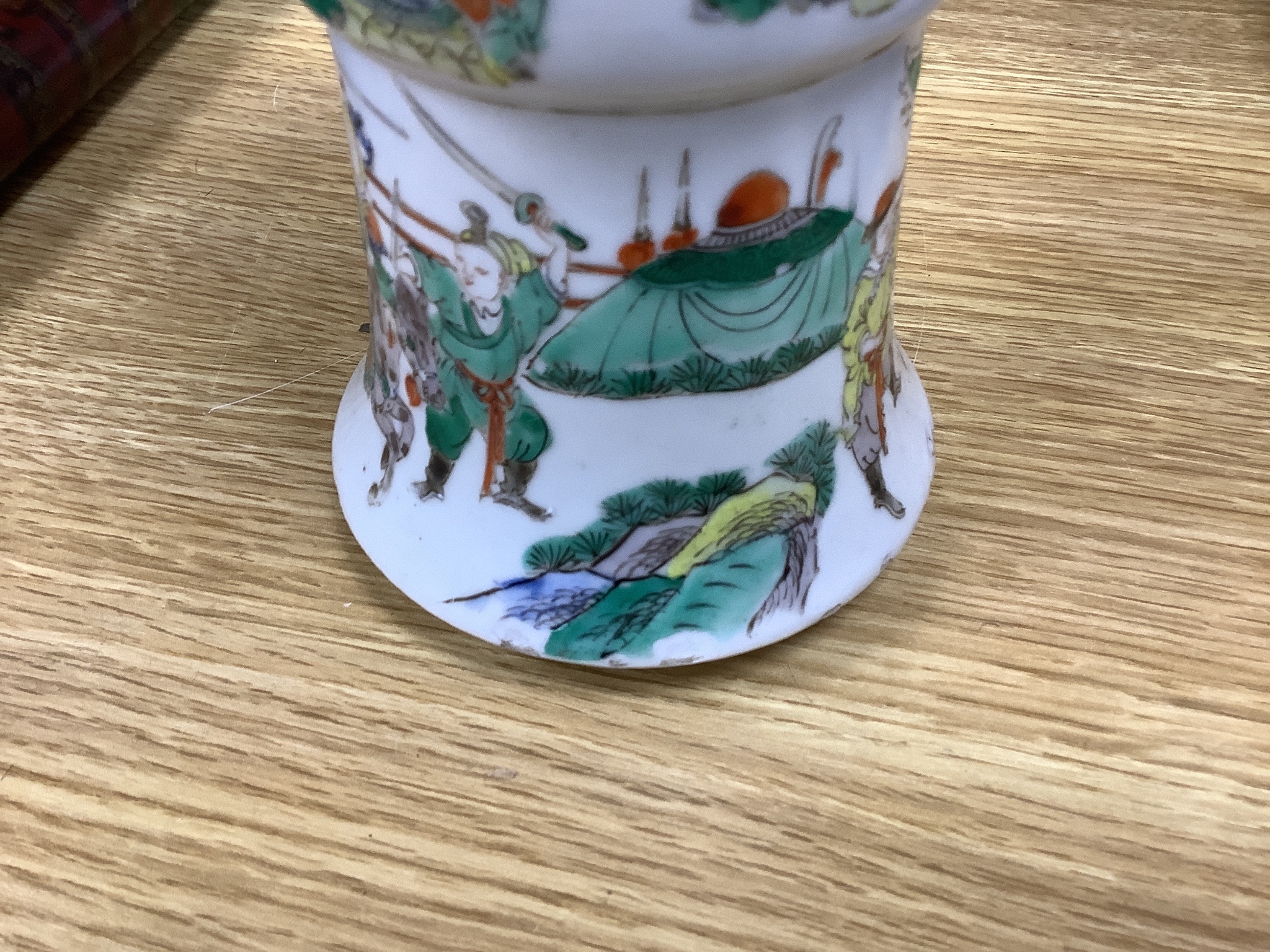 A pair of late 19th/early 20th century century Chinese famille verte beaker vases, height 25.5cm